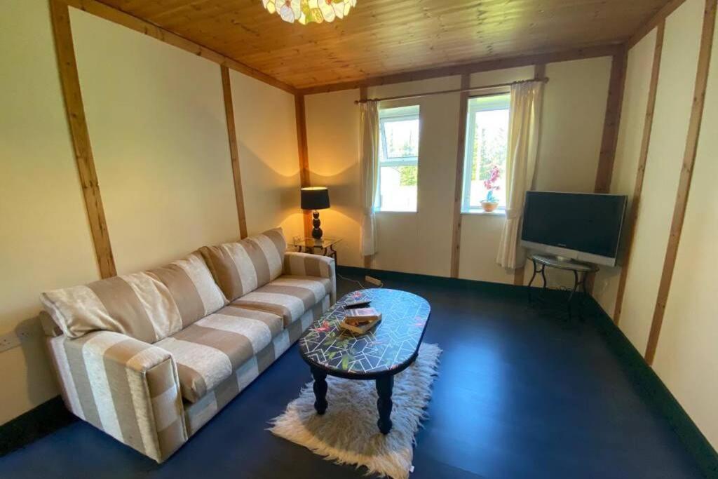 The Cosy Cabin Swinford Exterior photo